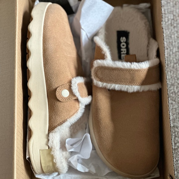 COPY - Sorel fuzzy clogs (women’s) - Picture 3 of 6